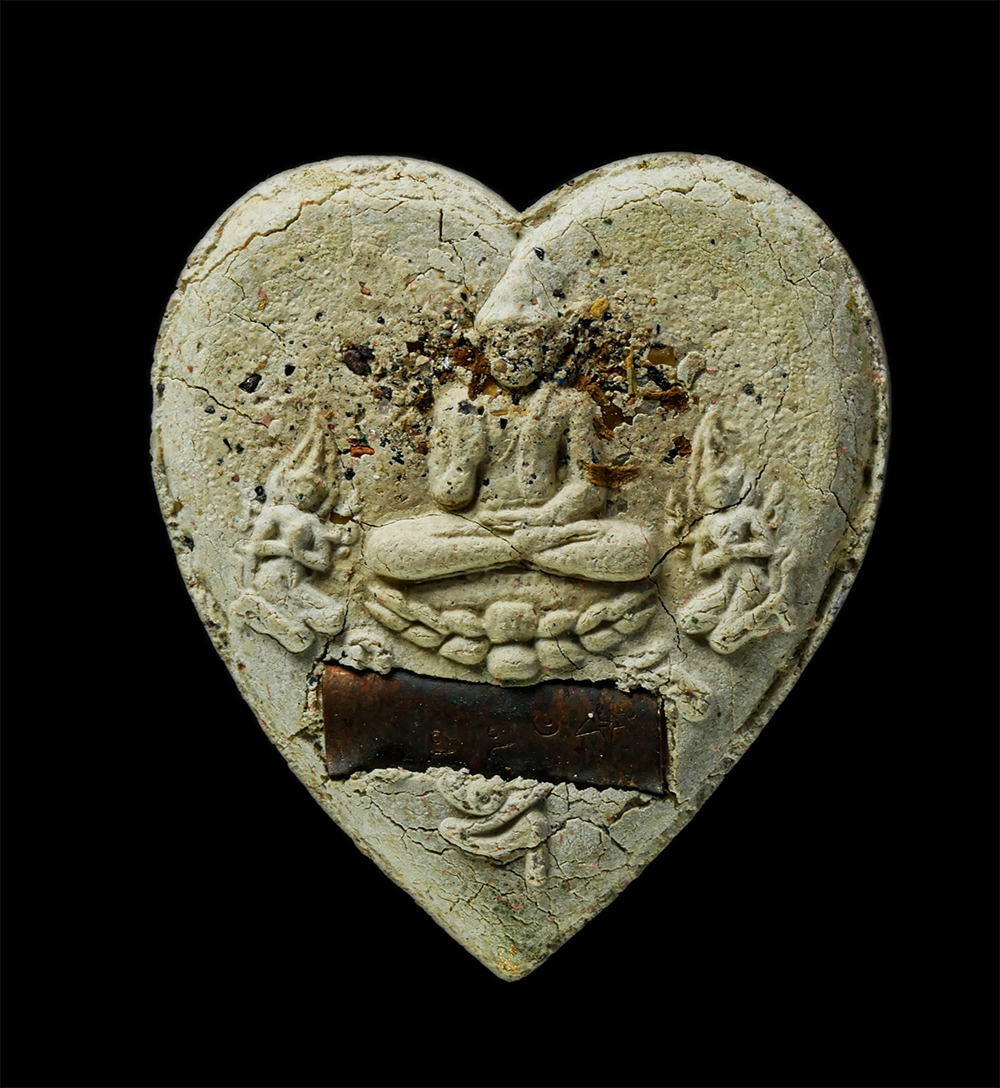 18Feb25 (67)bp.jpg - พระผงหัวใจพระอินทร์ หลวงปู่ลุน ธมฺมธโร วัดป่าเลไลย์ บ้านดงบัง อ.นาดูน จ.มหาสารคาม รุ่นธรณีสงฆ์ ปี2561 เนื้อผงพุทธคุณ ผงว่าน จีวร โรยผงมวลสาร ปัดทอง ตะ [..] | https://kamulet.in.th